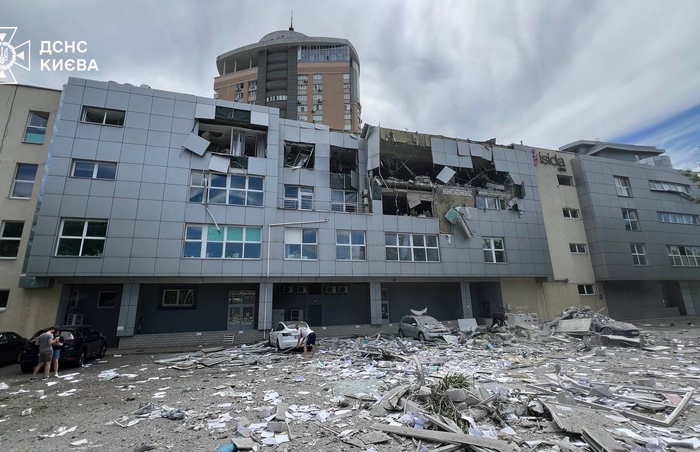 Обломки повредили офис группы компаний DIM, никто из сотрудников не пострадал