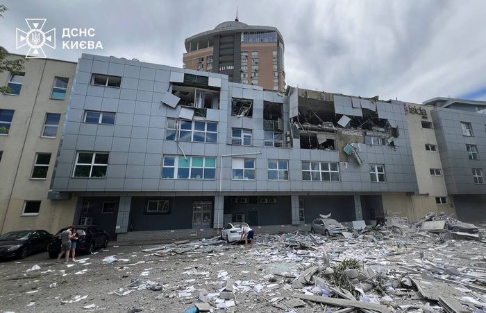 Уламки пошкодили офіс групи компаній DIM, ніхто зі співробітників не постраждав